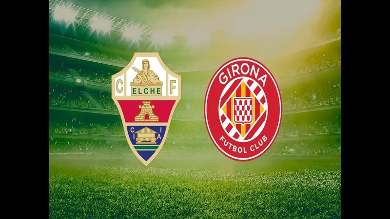 Cầu thủ của Elche chiến đấu quyết liệt với cầu thủ của Girona trong trận đấu